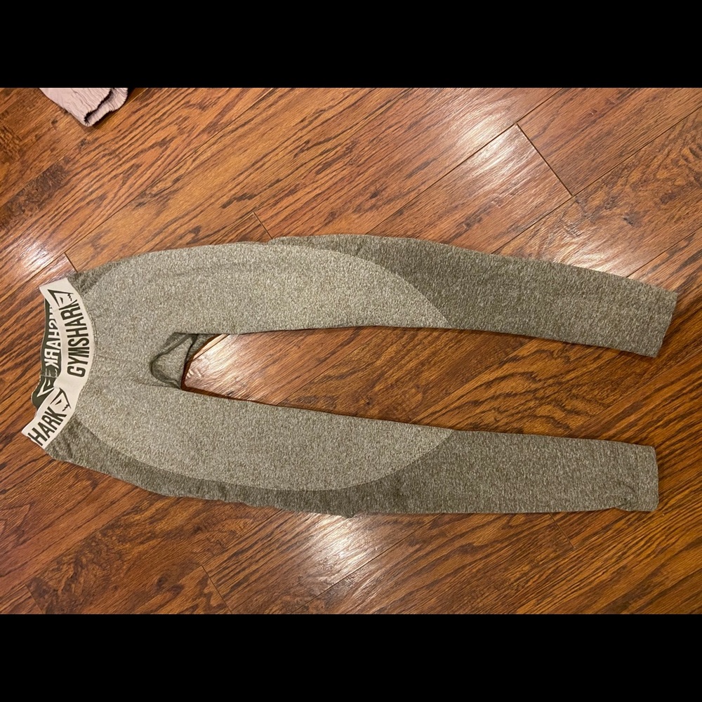 Gym shark leggings